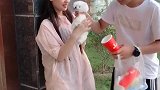 起初以为撩小姐姐，后来以为喜欢狗，谁知道竟然对塑料瓶感兴趣，