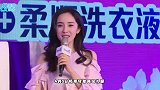 杨幂对镜自拍撩人十足，紫色抹胸羽毛裙大秀精致锁骨
