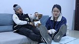 老公只有每次发工资的时候，老婆才让老公享受一下，对话太逗了