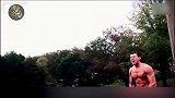 国外健身大神，街头狂秀肌肉！