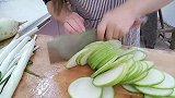 农村妹子帮妈妈做饺子，天冷了，一碗热腾腾的饺子看完不要想家