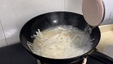 为什么广东人做萝卜汤那么好喝，原来是有技巧，不放味精也很鲜美