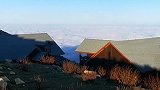 蓝天白云，这个就是牛背山，小木屋
