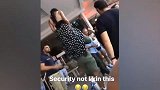 篮球-17年-不解风情！韦德背老婆跳舞遭现场安保阻拦-新闻
