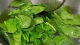 怪不得饭店里的菠菜那么好吃，原来技巧都在这里