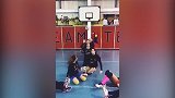 女排姑娘们篮球当排球打 团队默契相当高超