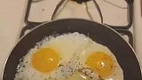 男子使用平底锅翻5个鸡蛋，结果网友不满意了，可恶怎么真的成了