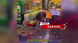 突刮大风，吹飞充气城堡、烧烤店桌凳，孩童被刮跑，男子飞身护住