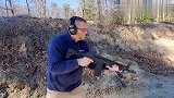 步枪户外靶场射击测试，老外手速真快，都快赶上全自动了