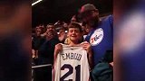 篮球-17年-最难忘的生日礼物！恩比德赛后送球衣男孩激动感谢-专题