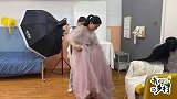 儿媳穿婚纱拍照片，一出场婆婆就哈哈大笑，老公：回到初恋的感觉