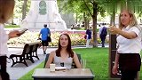 国外恶搞，美女服务员面对客人只顾玩手机，老板生气后果很严重
