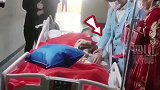 医院里成的婚礼，儿子带新婚妻子给昏迷父亲磕头