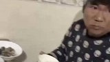 亲戚来家里吃饭，生病的爸爸怕被嫌弃主动坐在角落里吃饭