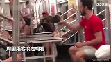 美国情侣自带球桌地铁里打乒乓球 一旁乘客淡定观看