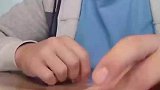 国外男子表演手指弹破核桃