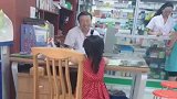 带女儿去看大夫，结果把大夫逗成这样，女儿：喜欢我也不能嫁给你