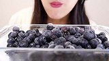 美女试吃冷冻蓝莓，看起来很诱人