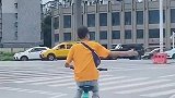 请安全骑行，小伙这骑自行车的姿势正确吗