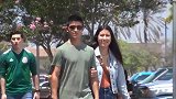 放屁恶作剧，故意在路人面前放屁，路人非常的尴尬