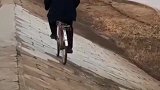 大爷就是大爷！骑行不走寻常路，好害怕车轮子会滑！