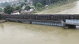 航拍：洪水冲击安徽当涂姑溪河大桥，火车载重压桥抗洪