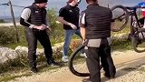 山地车比赛，这么换轮胎，似曾相识啊！