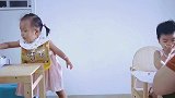 放任两个2岁的孩子自己吃饭，会发生什么