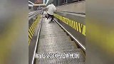 惊险！重庆一女子乘网红扶梯忙着拍摄，不慎摔倒从电梯上滚落