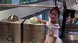 善良女孩帮清洁工奶奶捡拾塑料瓶