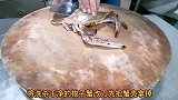 餐厅大厨教“梭子蟹炒年糕”的家常做法，制作过程讲解详细