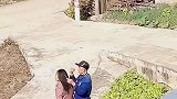 老人给老伴梳头扎头发，动作温柔又熟练