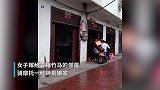 女子嫁给青梅竹马的邻居，骑摩托一秒钟到娘家网友直呼“羡慕”