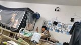男生宿舍的搞笑一幕，这是什么操作，舍友：真是我的两个傻儿子！