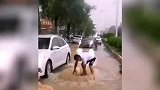 小伙把暴雨冲走的井盖，挪回原位盖好
