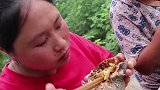 胖妹嘴馋吃海鲜，和奶奶抢食好逗，这是要长胖的节奏