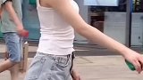 漂亮小姐姐清凉装扮美滋滋，面对镜头有些羞涩