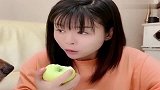 女主给金毛吃苹果每个都咬一口，接下来太逗了