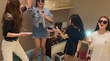 四位大美女家中蹦迪，结果却意外“翻车”，这个美女太惨了！