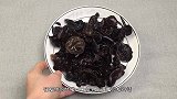清洗黑木耳有诀窍，水里放点它，脏东西自己跑出来，快速又干净