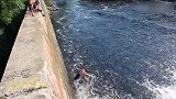 跳水要掌握好方向 脸朝下拍水里就太疼了