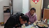 孩子跟爸爸学吃面条声音大到让妈妈受不了，现在改还来得及吗