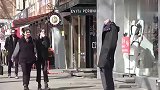 街头恶搞：扮成无头模特站在路边，美女吓到怀疑人生！