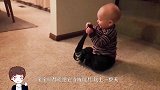 爸妈好奇宝宝在房间做什么，开门看到这一幕，瞬间快笑岔气了