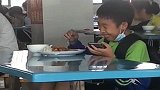 无意间拍到食堂里的这一幕，小朋友你这么秀气，你妈妈知道吗