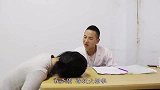 寡妇肚子疼找男医生看病，没想男医生刚张口就是一嘴巴子，太搞笑