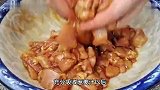 做宫保鸡丁,切记别直接下锅炒了,教你一招,鸡肉鲜嫩入味,真香