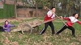 短剧；傻妞兄妹拉着妈妈去地里，半路把妈妈拉掉了，真是太搞笑了
