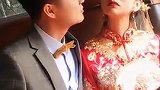 看新郎新娘傲娇的小表情，两个人感情很好呀