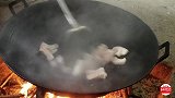 猜猜这是什么好吃的，一个人吃一锅，围着火坑吃个够